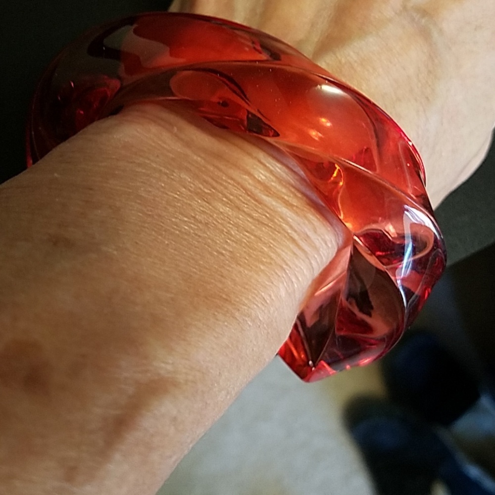 Vintage Red Acrylic Twist Bracelet - Picture 7 of 7